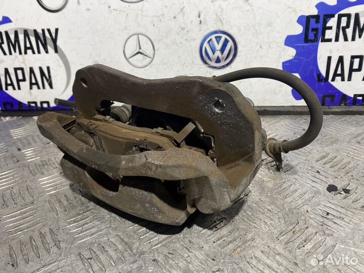 Передний правый суппорт Toyota RAV4 30