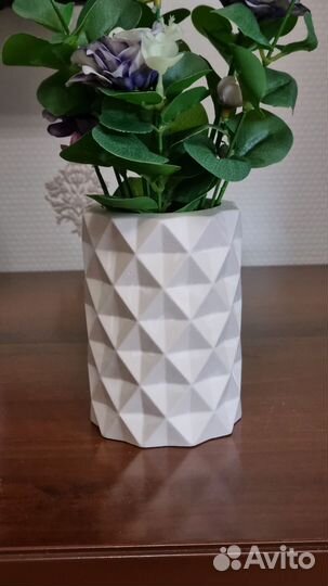 Эвкалипт с цветами в кашпо