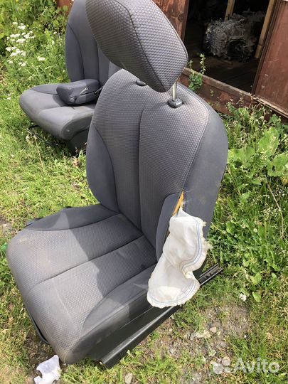 Переднее левое сиденье Nissan Tiida 1