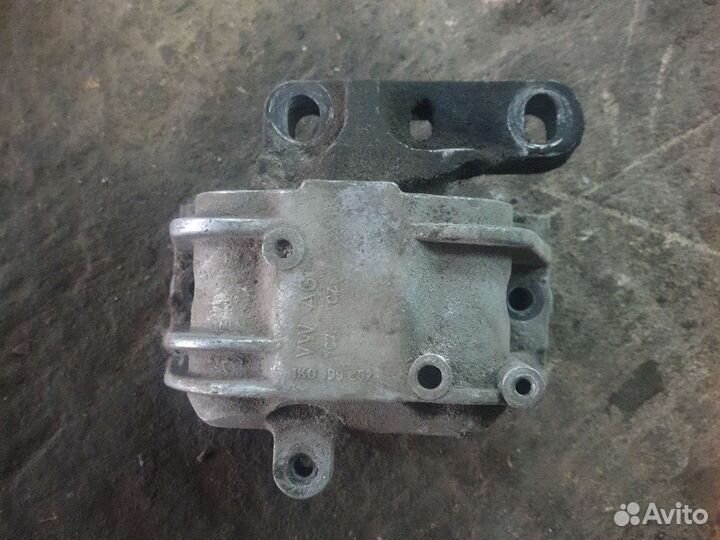 Подушка двигателя фольцваген гольф 5 1.4 BLG