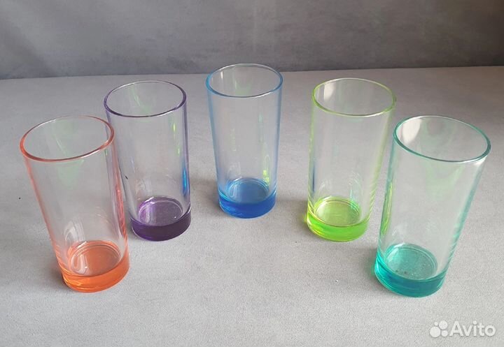 Наборы цветных стаканов и бокалов