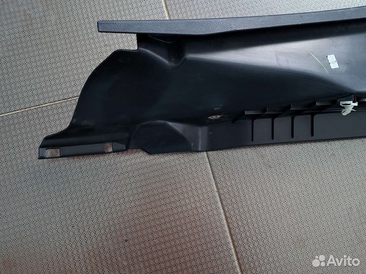 Накладка внутренняя за задним сиденьями Nissan