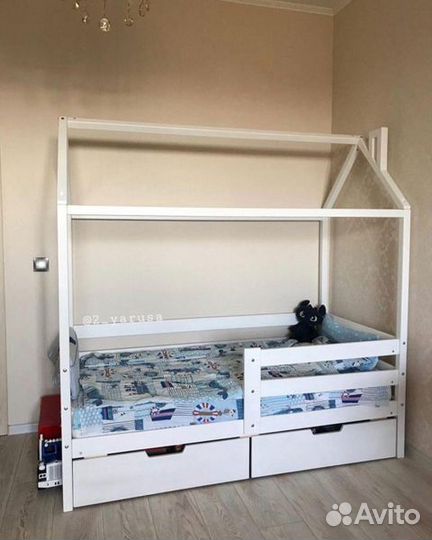 Кроватка домик с бортиком из натурального дерева д