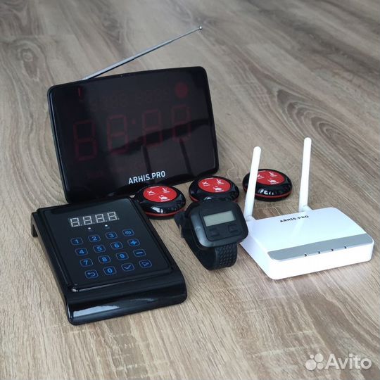 Кнопка вызова персонала, официанта, мастера и часы