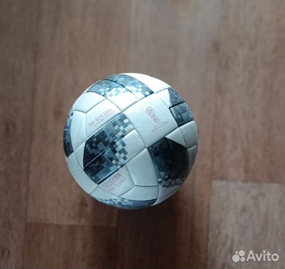Футбольный мяч adidas telstar fifa 2018