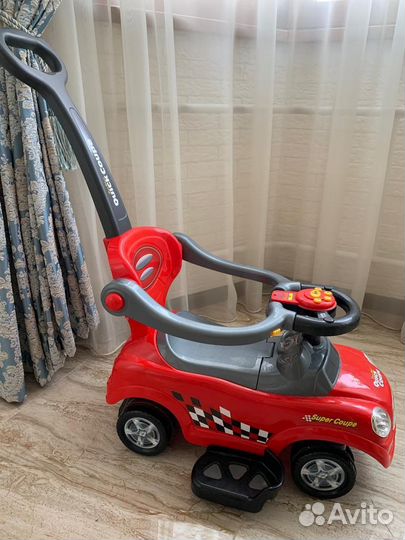Машинка толокар с родительской ручкой