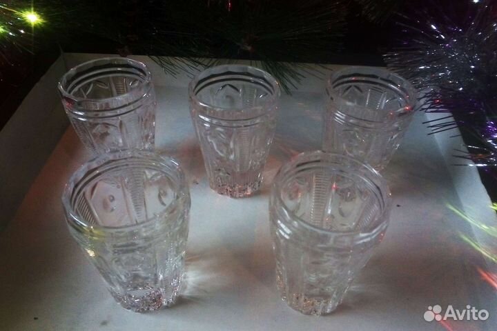 Хрустальные рюмки и салатницы