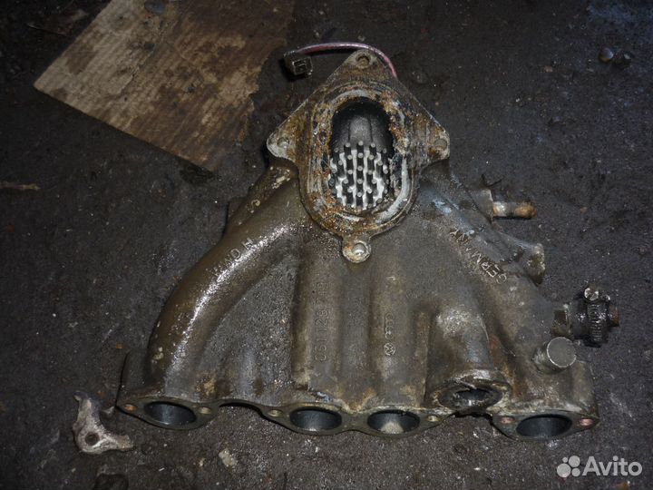 Впускной коллектор Фольцваген Пассат б3 1.8