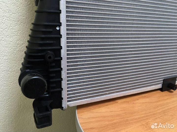 Радиатор охлаждения двигателя Opel Vivaro A (01) 2