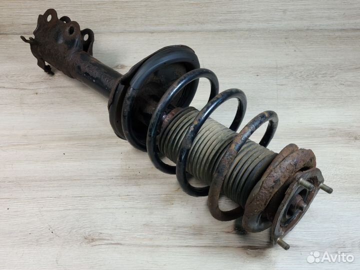 Амортизатор передний левый Nissan Almera N16