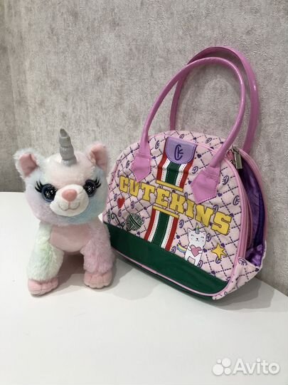 Кот в переноске