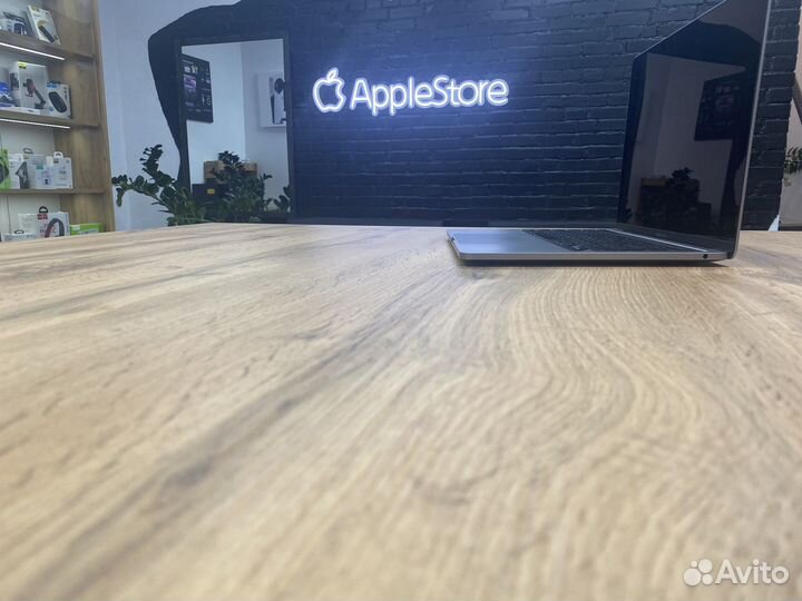 Macbook Pro 13 8/256 gb Space gray