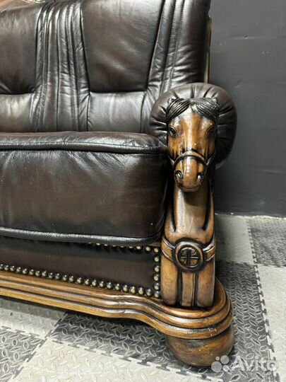 Кожаный диван
