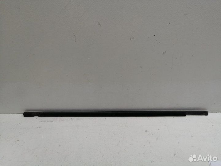 Уплотнитель стекла (хром) задний левый Volkswagen