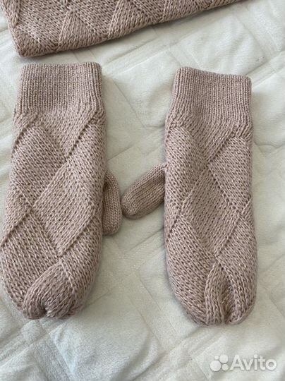 Женская шапка, снуд, варежки