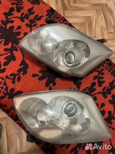 Фара toyota avensis 2005
