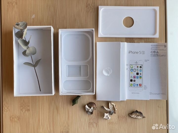 Коробка от золотого iPhone 5s 32 gb наклейка Apple