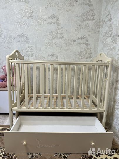 Детская кроватка с маятником и ящиком