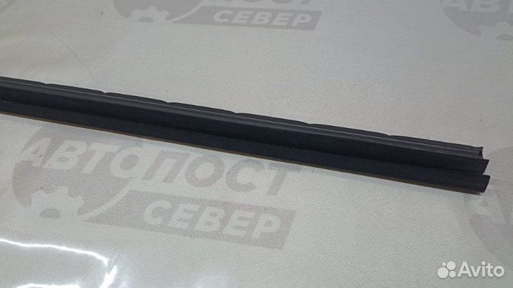 Уплотнитель стекла двери задний правый Peugeot 308