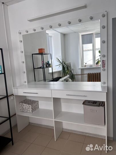 Гримерное зеркало со столом