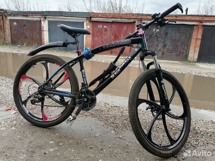 Велосипед на литых дисках BMW