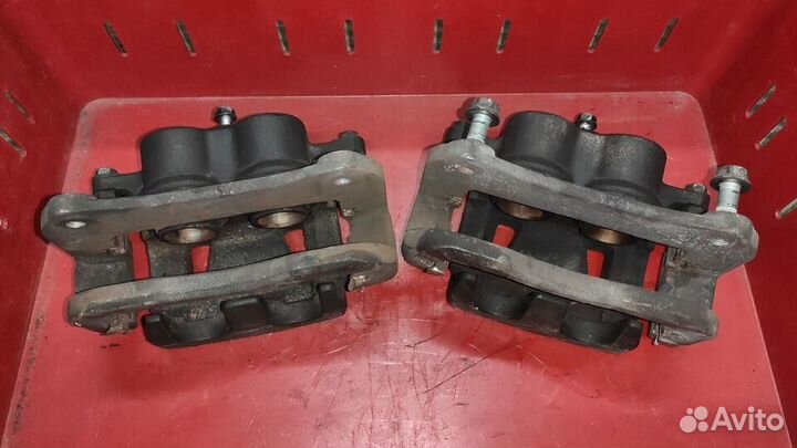 Передние двухпоршневые суппорта Toyota camry
