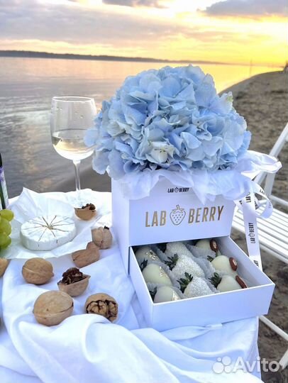 Боксы из клубники и цветов