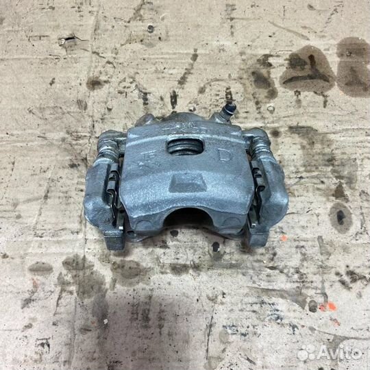 Суппорт передний левый Toyota Passo (KGC10) 2006-2