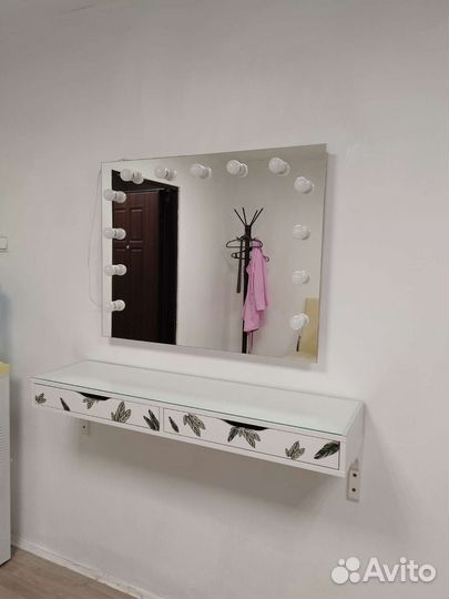 Гримерное зеркало и консоль