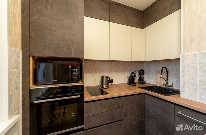 Угловая кухня на заказ в современном стиле