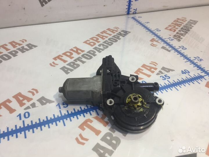 Тойота Моторчик стеклоподъемника задний левый Лев