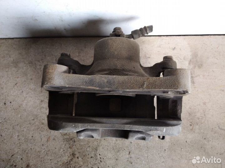 Суппорт передний правый Nissan Teana J-31