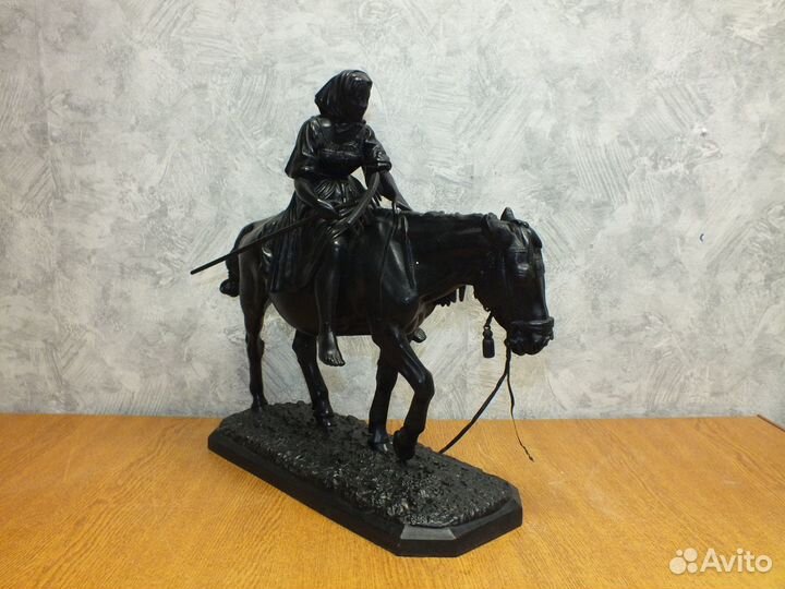 Статутка касли крестьянка С граблями на лошади