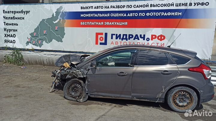 Кронштейн заднего бампера центральный Ford Focus 3