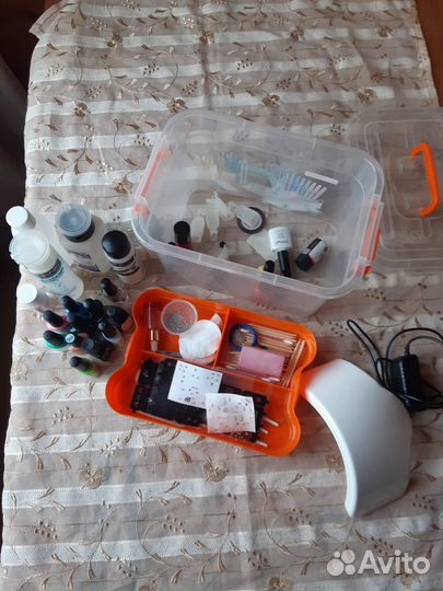 Лампа и набор лаков для маникюра