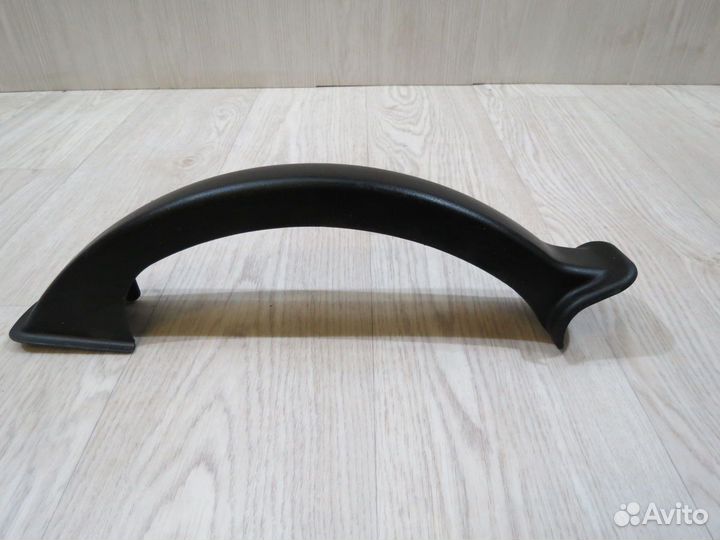 Накладка петли багажника левая Kia Quoris