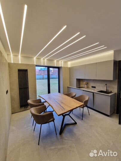 Обеденный стол из дерева