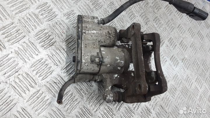 Суппорт задний левый Audi A8 D3/4E 2004