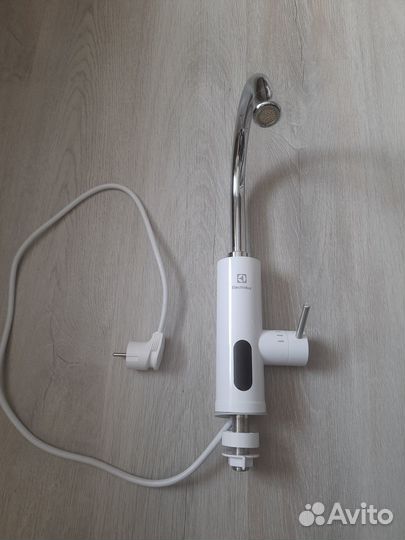 Водонагреватель проточный Electrolux Taptronic