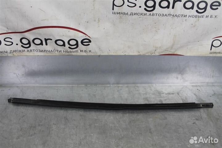 Молдинг стекла передней правой двери Ford Focus 3