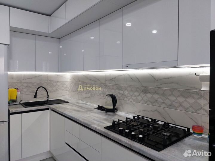 Кухонный гарнитур с зонированием