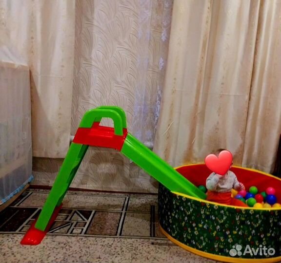 Детская горка с бассейном