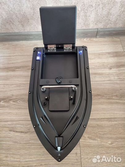 Прикормочный кораблик для рыбалки