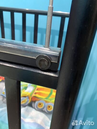 Детская кроватка с маятником