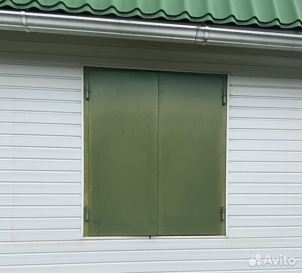 Ставни с деревянным окном