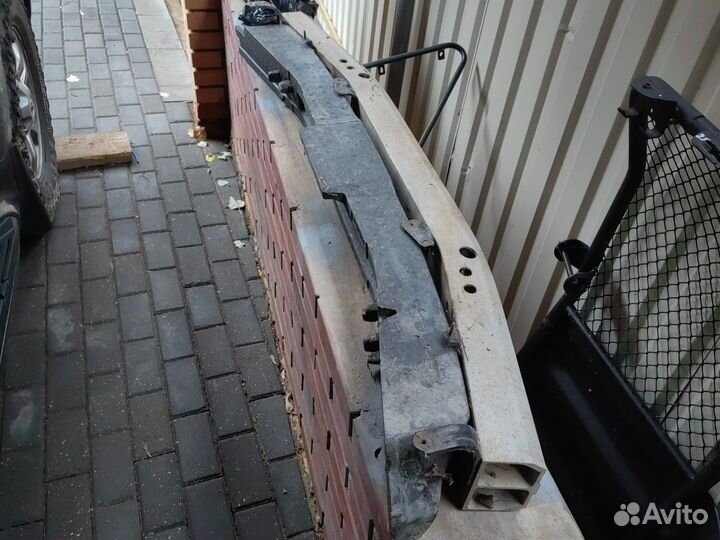 Усилитель бампера Тойота Ленд Крузер 200