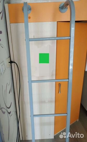 Детская кровать чердак со столом и шкафом