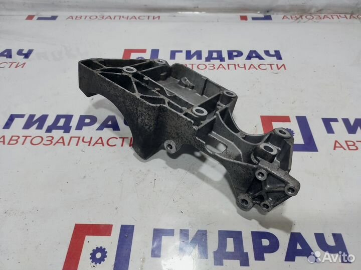 Кронштейн генератора Volkswagen Passat B6 06F903143F