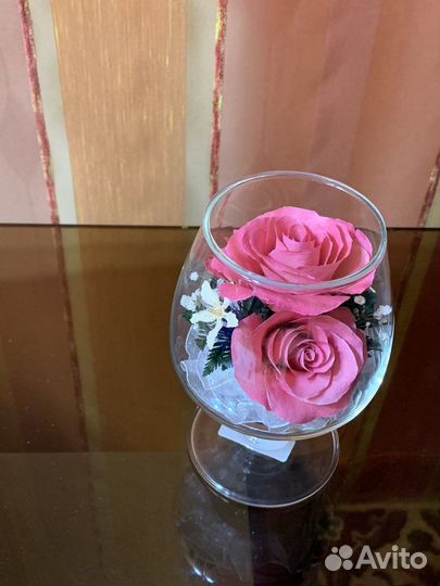 Живые цветы в вакууме в рюмке