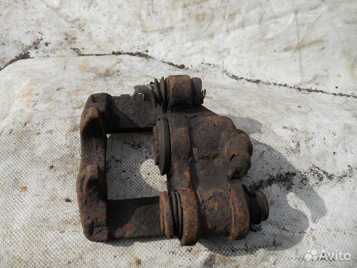 Задний правый суппорт Peugeot 605 Пежо 605